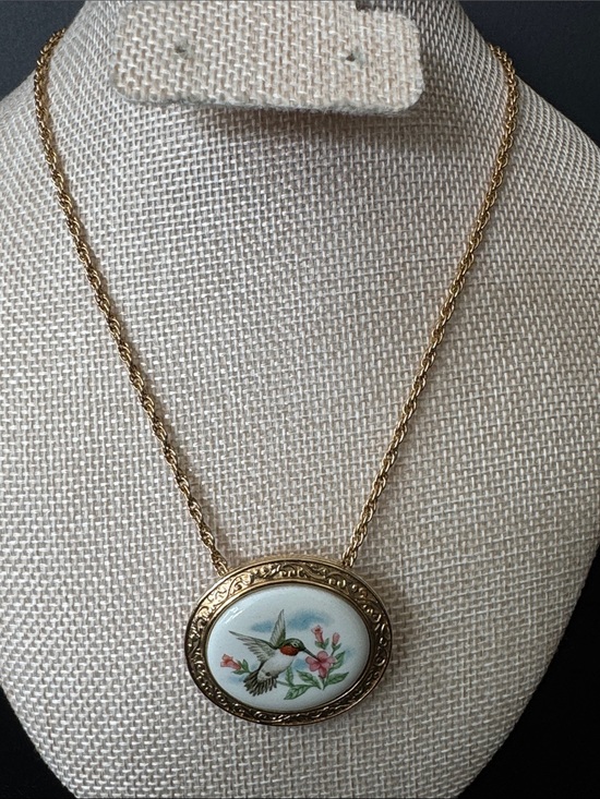Avon Jewelry - VTG Avon Summer Song Hummingbird Convertible Necklace & Brooch Pin 1982
